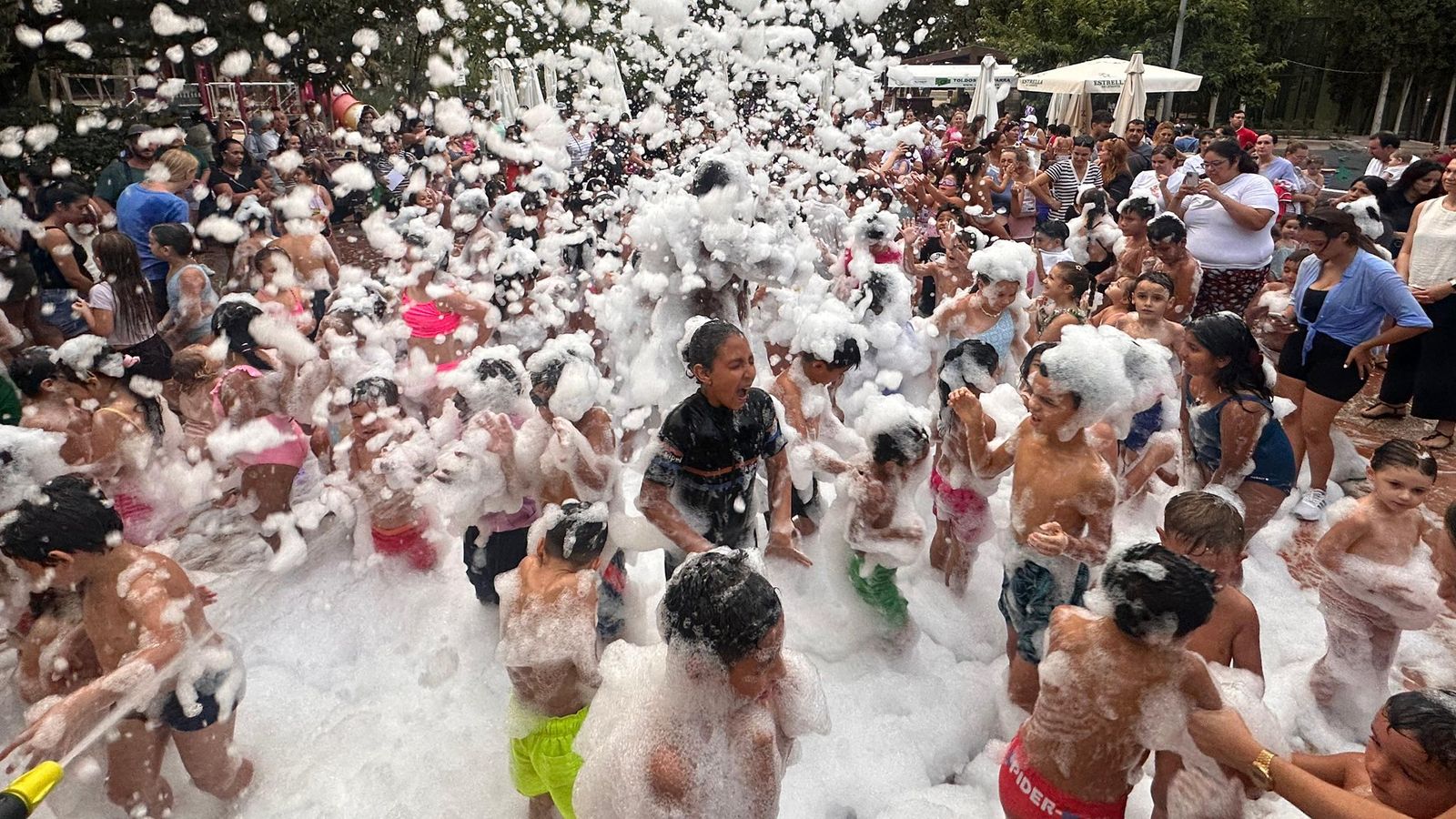 La fiesta de la espuma ha llegado a varias pedanías del municipio para deleite de los más pequeños.