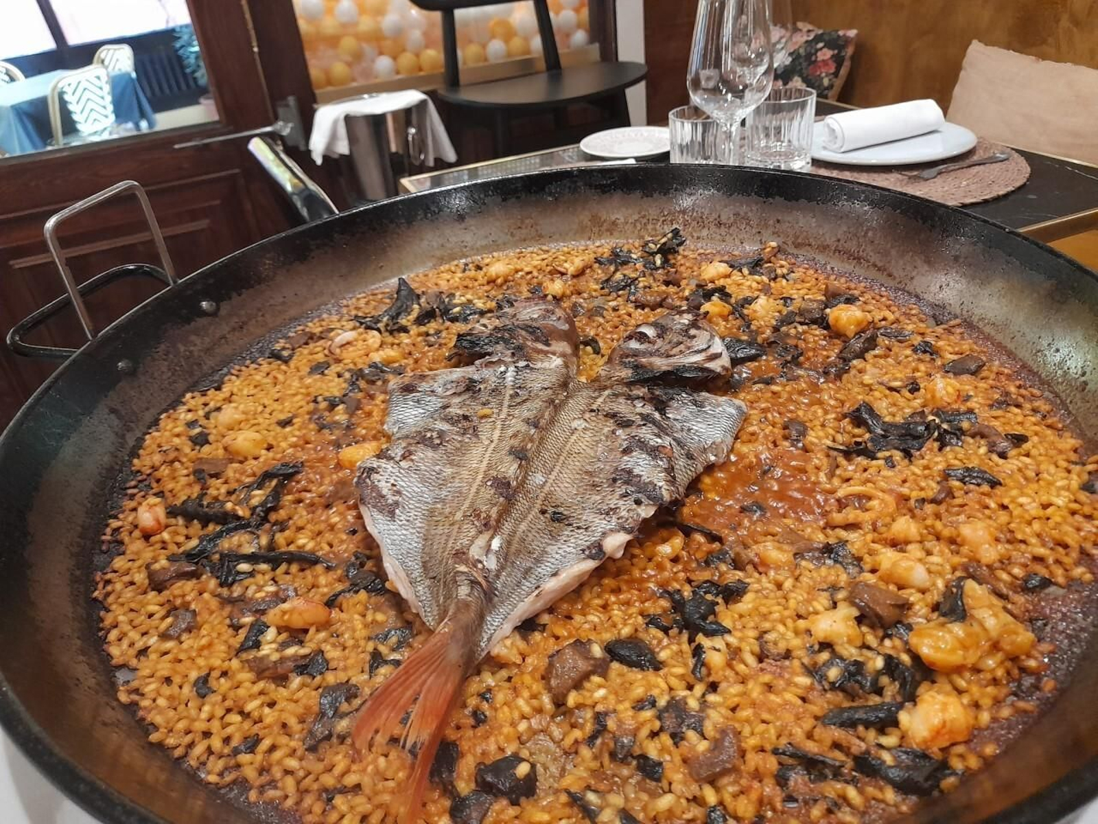Paella de voraz y trompetas de la muerte, resturante Voraz de Madrid