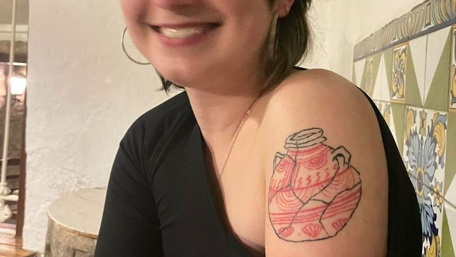 Ursulá Cortés Olivé tenía el tatuaje de un ánfora en su brazo izquierdo.