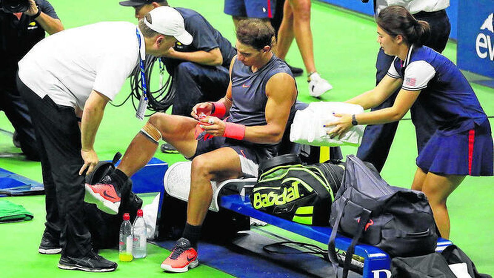 Nadal habla con un miembro del cuerpo médico de un torneo ATP