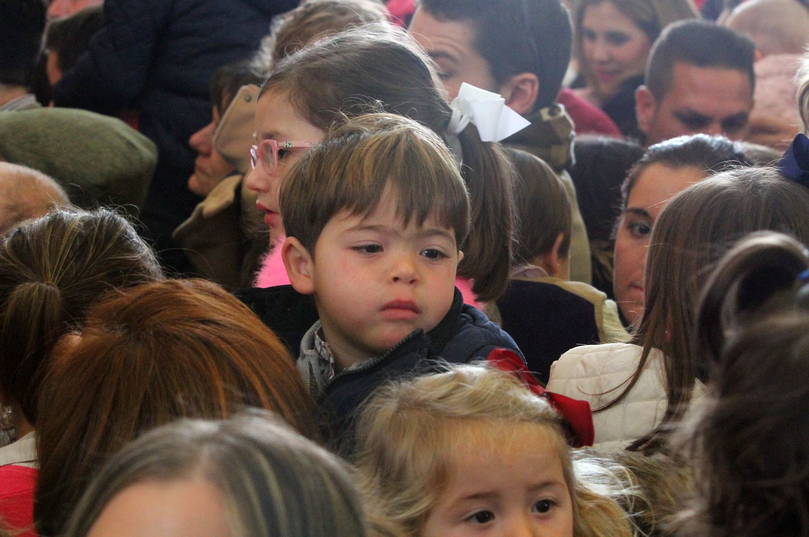 El Rocío celebra La Candelaria con la presentación de los niños a la Virgen, en imágenes