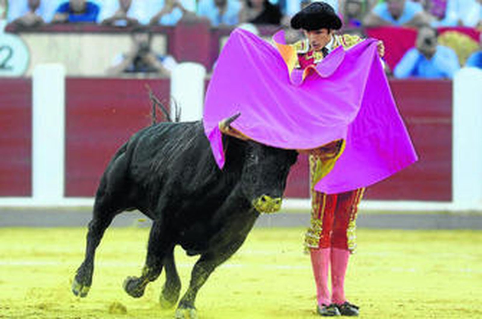 Sebastián Castella, en un lance a su primer toro.