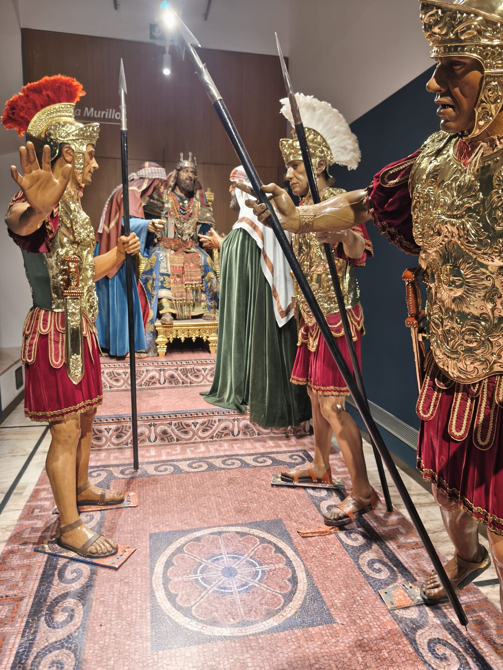 Un romano parece impedir que le hagan fotos a Herodes en su Desprecio.