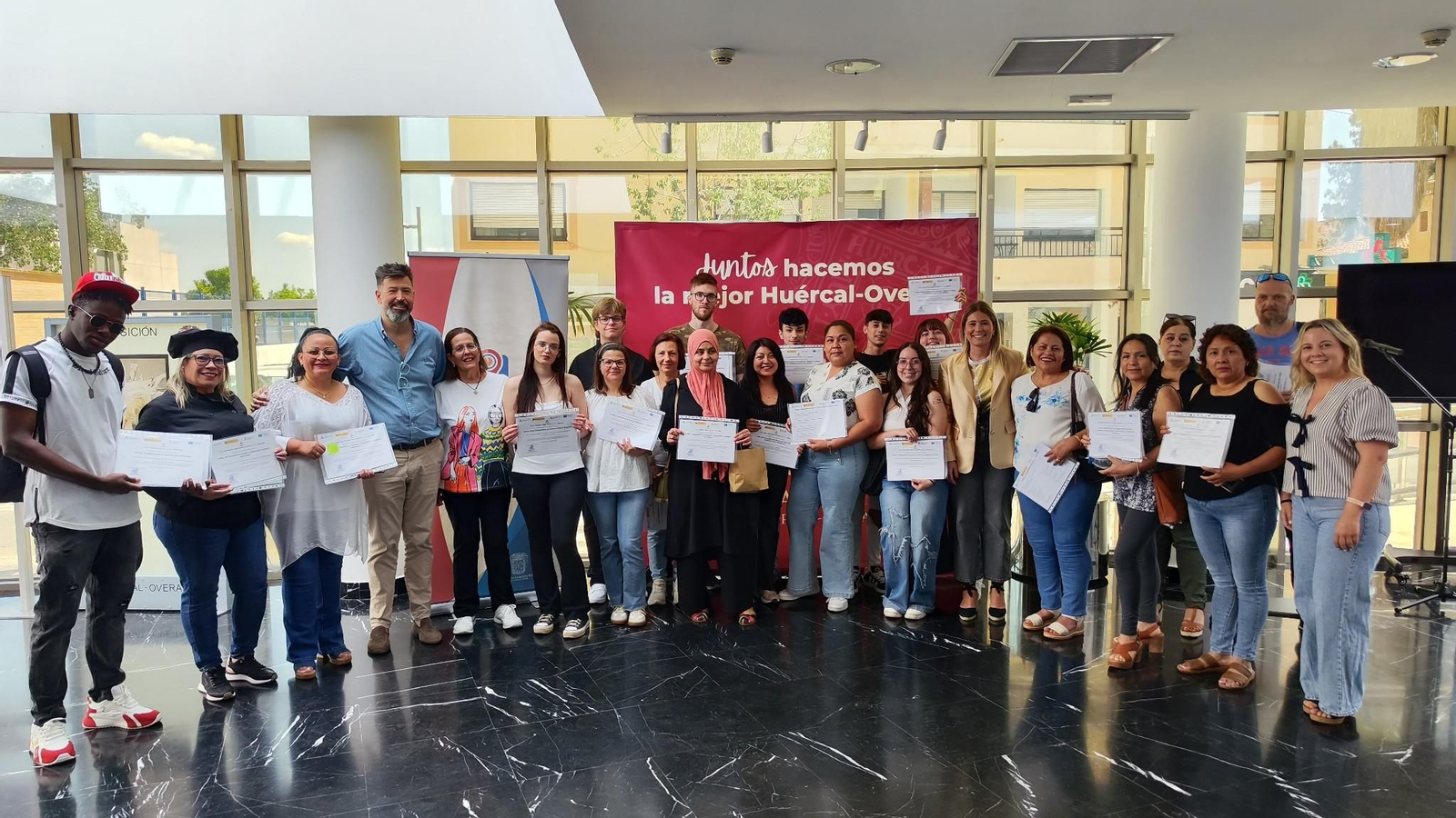 Foto de familia del alumnado durante la recepción de sus diplomas