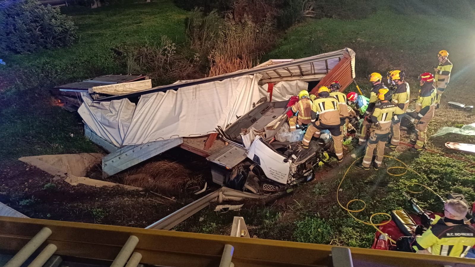 Un camión vuelca en un accidente junto a Mercamálaga