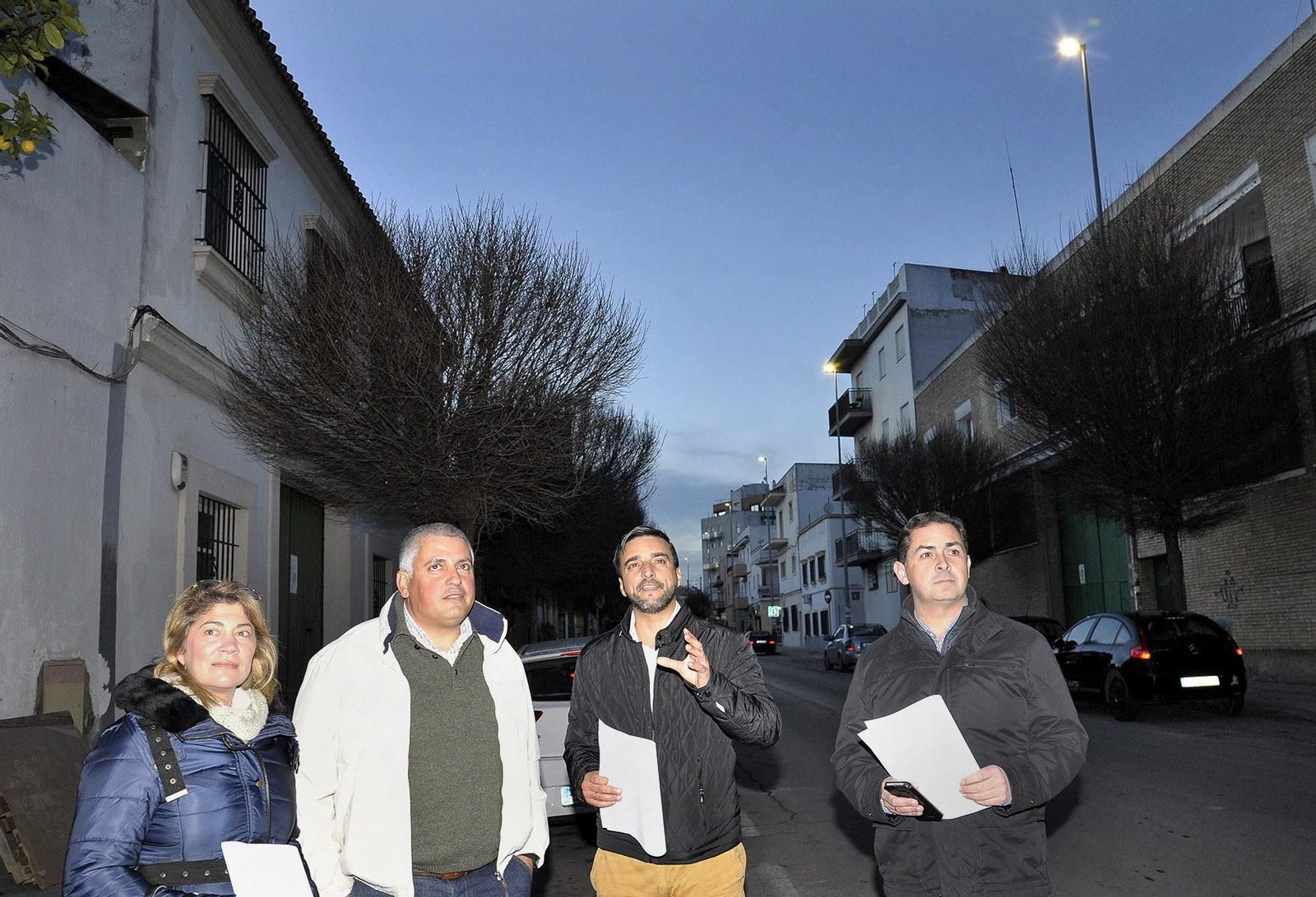 El delegado José Antonio Díaz con vecinos de El Pelirón.