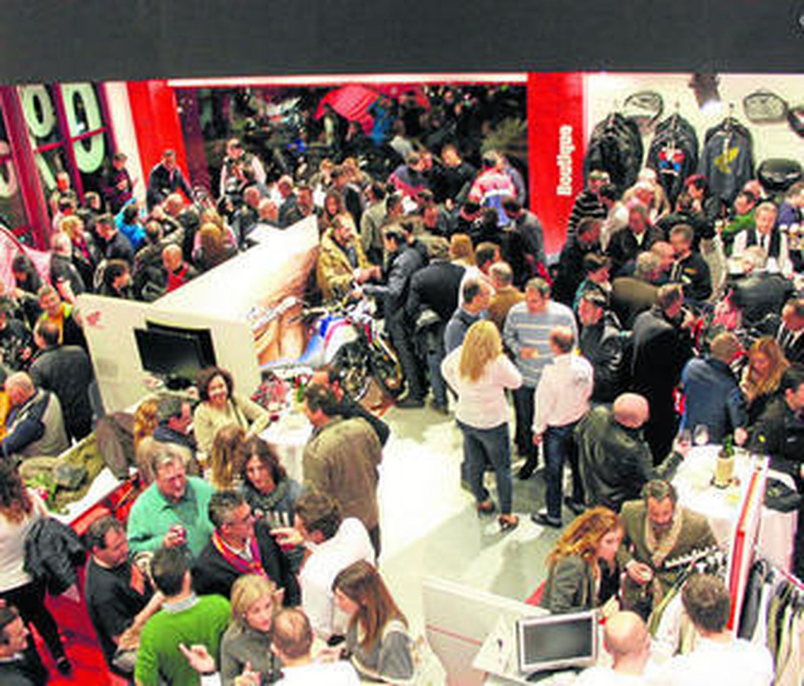 Ambiente del concesionario granadino durante la presentación de la nueva moto de Honda.