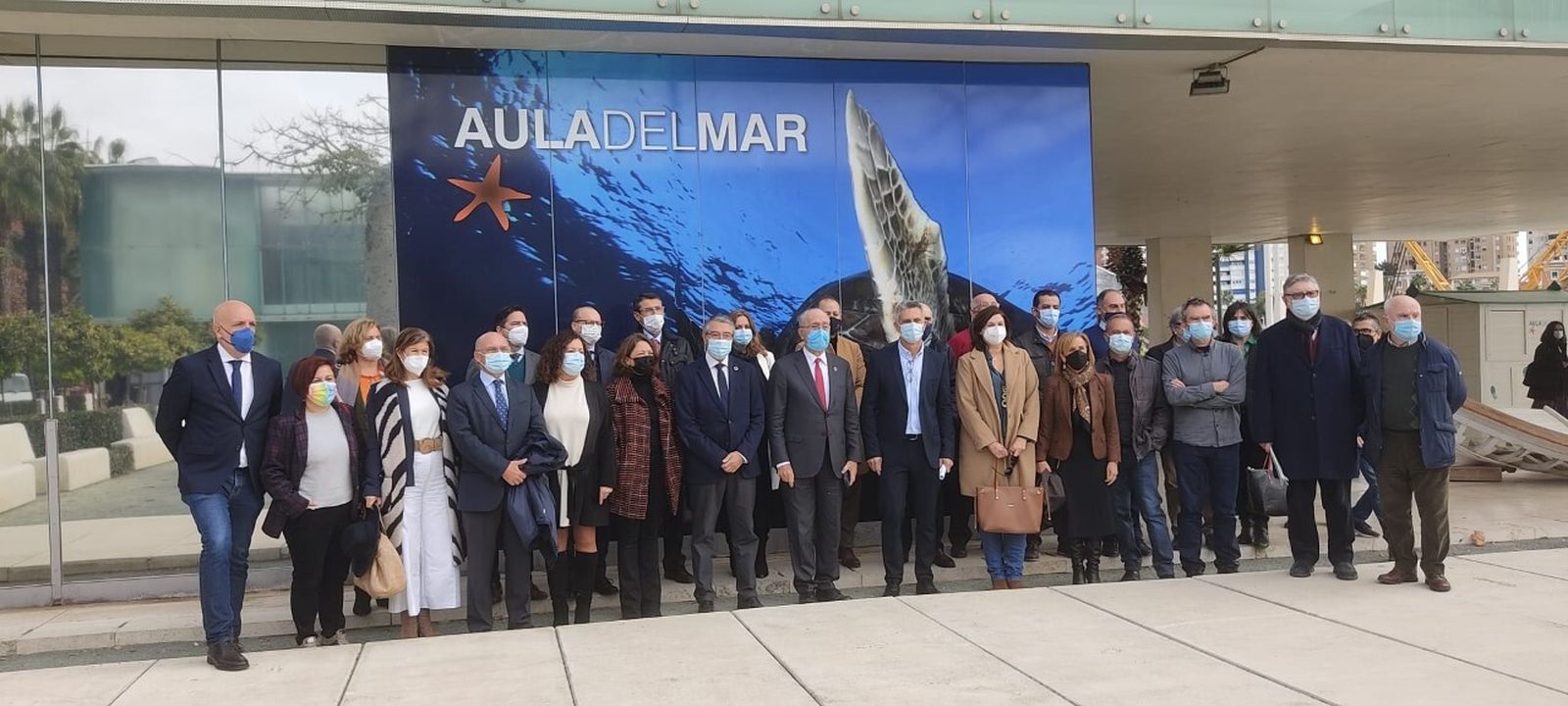 Foto de familias en la reapertura del Museo Alborania-Aula del Mar.