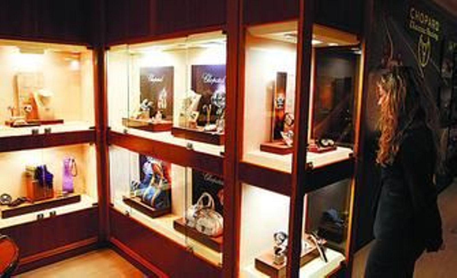 Vitrinas con algunas de las piezas de la exposición.