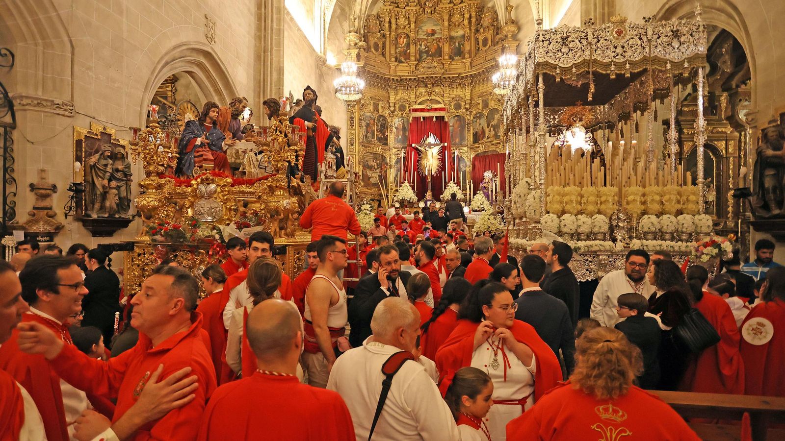 Los pasos de la Hermandad de la Cena en el interior de San Marcos el pasado Lunes Santo.