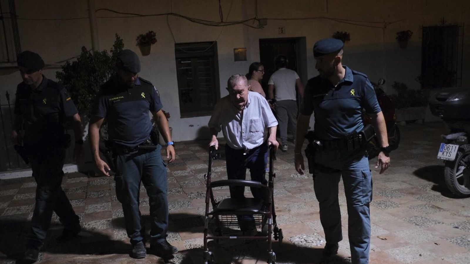 Un hombre mayor abandonado su hogar, acompañado por agentes de la Guardia Civil. Un hombre mayor abandonado su hogar, acompañado por agentes de la Guardia Civil.