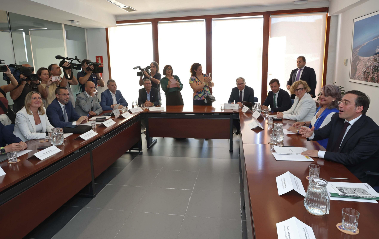 La reunión sobre el Brexit entre los alcaldes de la comarca y el ministro de Exteriores José Manuel Albares, en imágenes