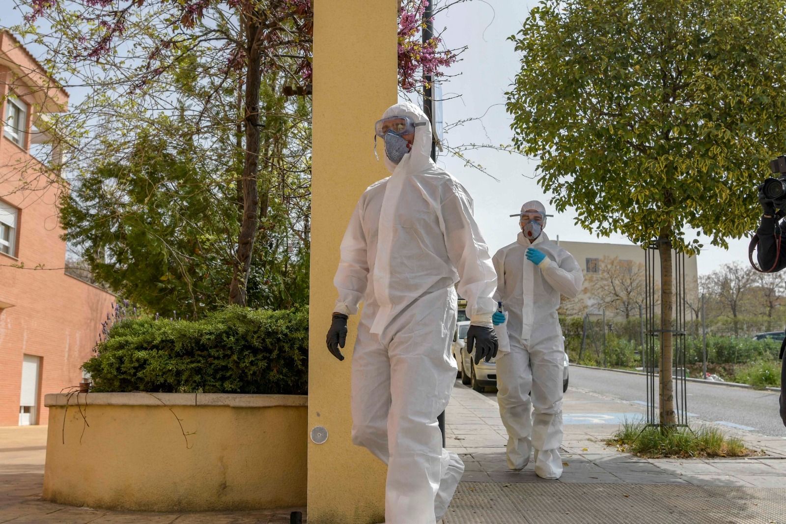 Las imágenes de la UME en la residencia Balcón de la Zubia, foco del coronavirus