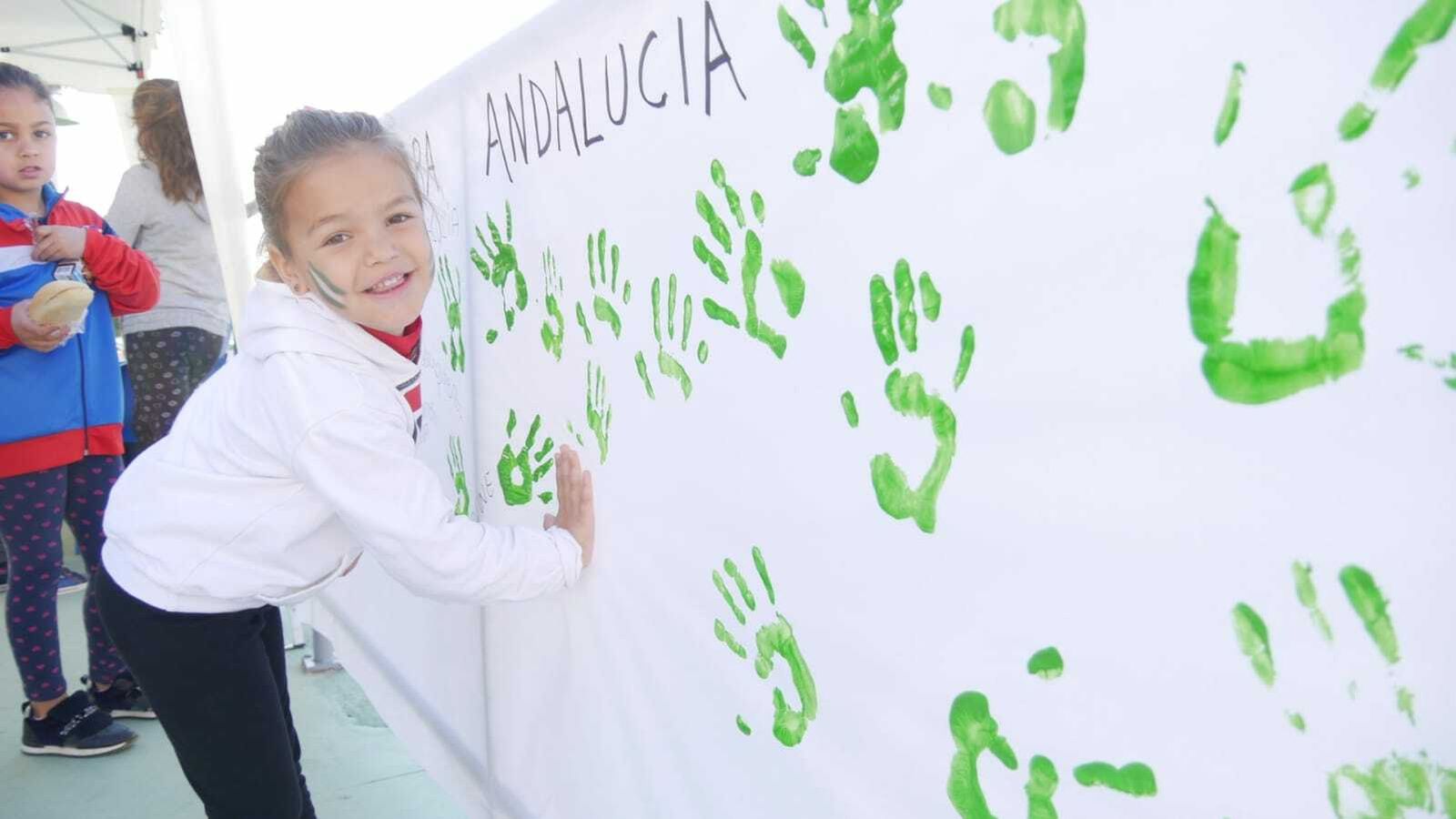 Los pequeños dejaron su sello en los murales de Adra