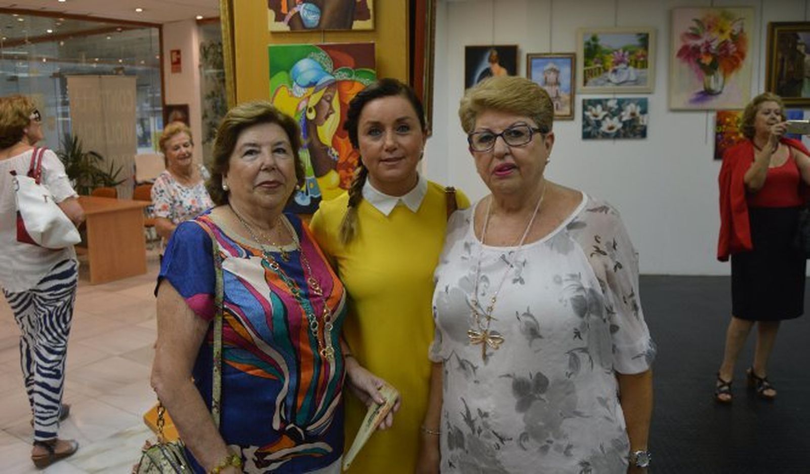 Rosa Andamoyo, la delegada provincial del Instituto de la Mujer Pepa Moreno y María del Carmen Jiménez Restán.