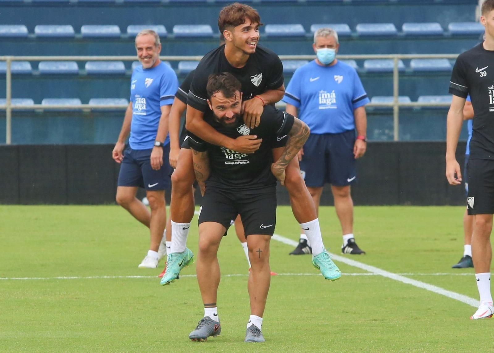 Kevin y Javi Jiménez se divierten en el entrenamiento del Málaga CF. Kevin y Javi Jiménez se divierten en el entrenamiento del Málaga CF.