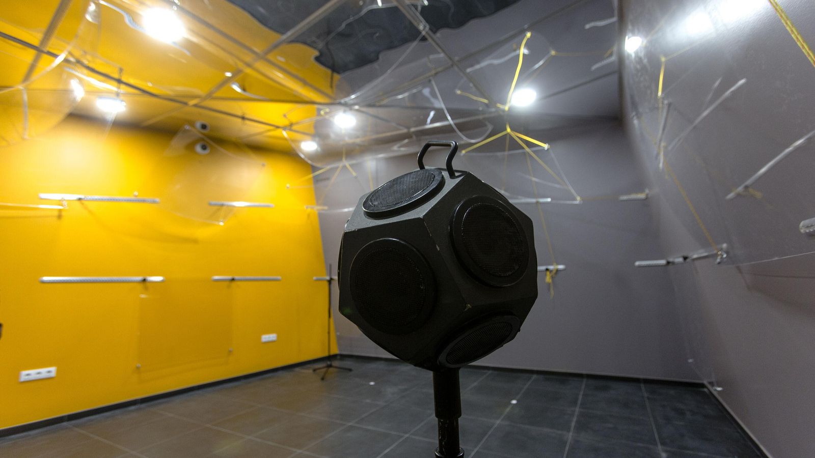 Una imagen de la cámara reverberante con el altavoz capaz de emitir en todas las frecuencias.