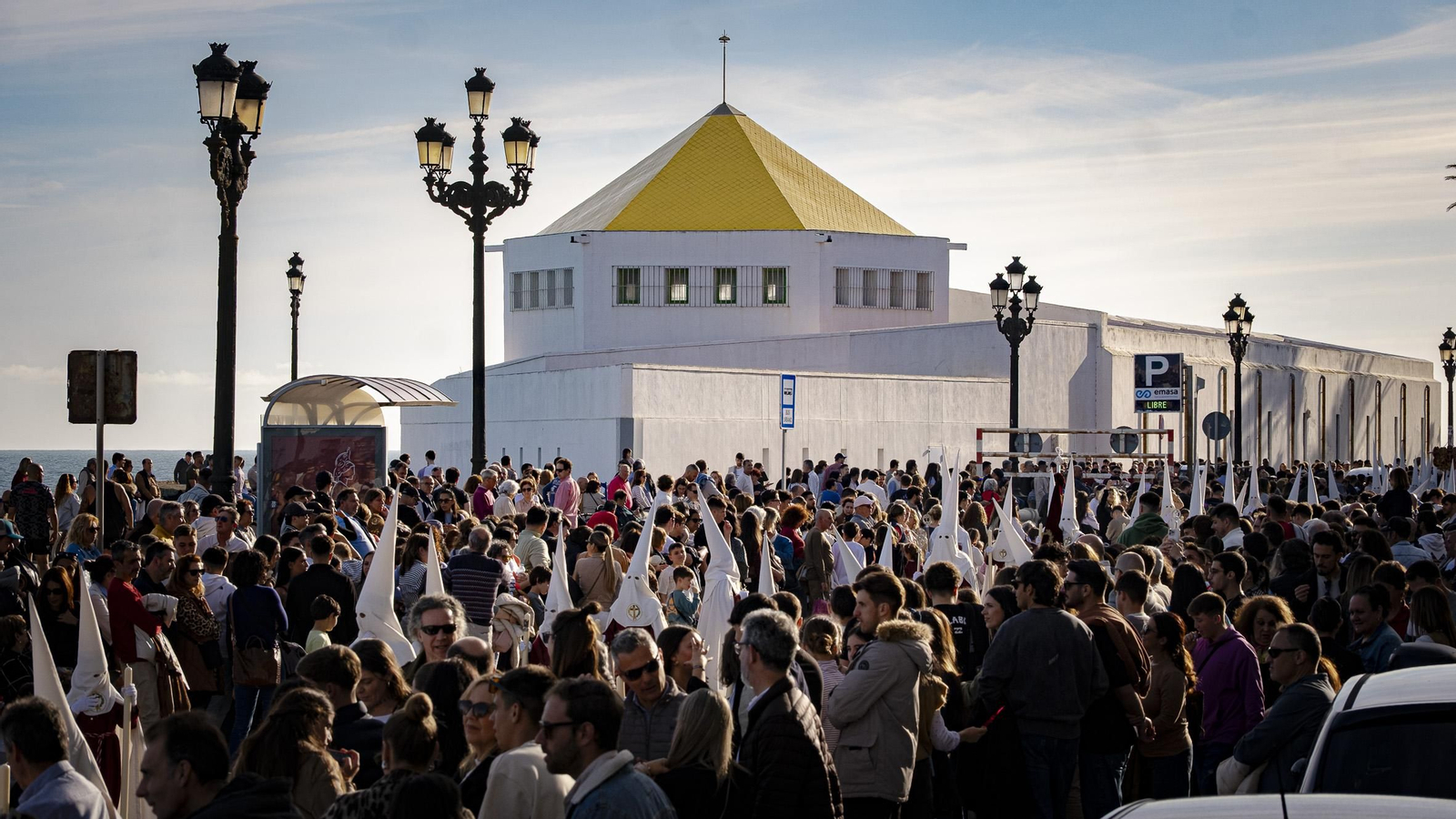 Imágenes de la salida de El Huerto en la Semana Santa de Cádiz 2025