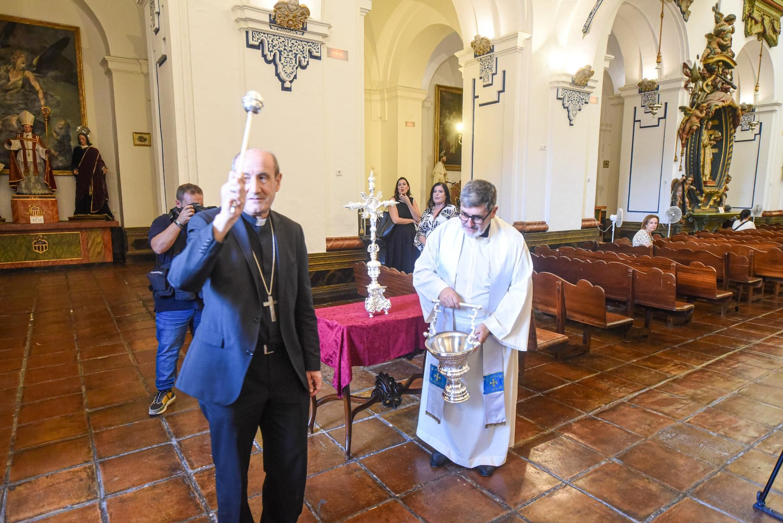 La bendición del retablo de la iglesia de la Merced de Córdoba tras su recuperación, en imágenes