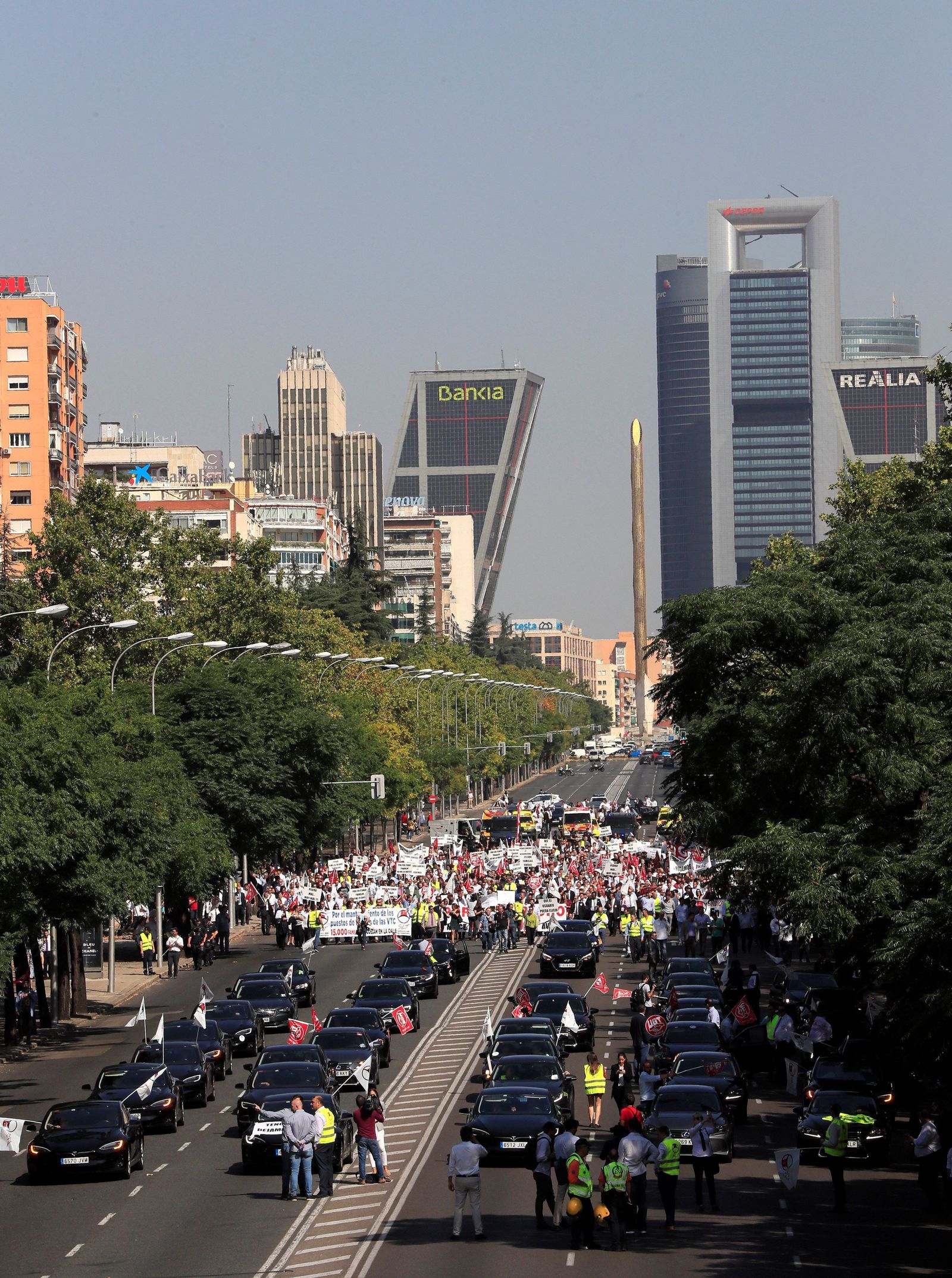 Vista general del Paseo de la Castellana en Madrid, cortado por conductores VTC.