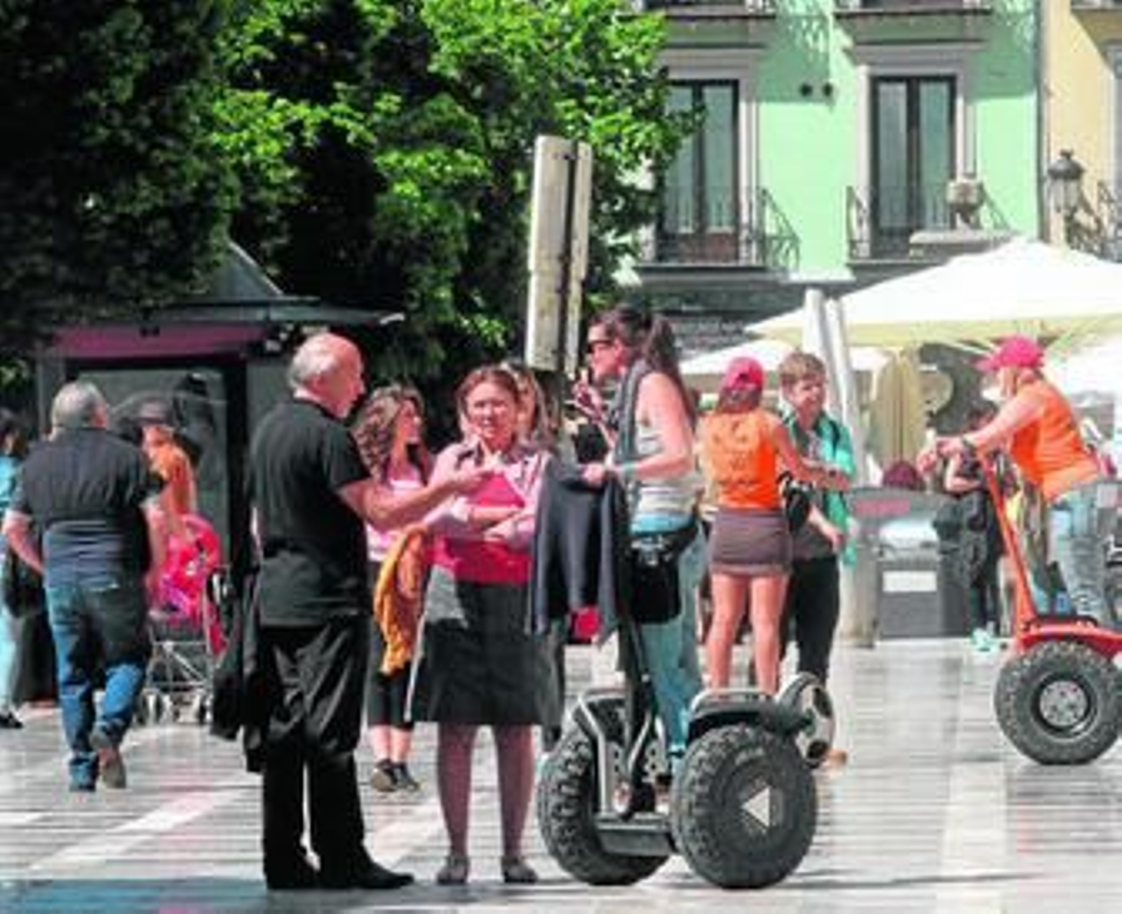 La publicaciones destacan la gastronomía y los paisajes de Granada como principales valores.
