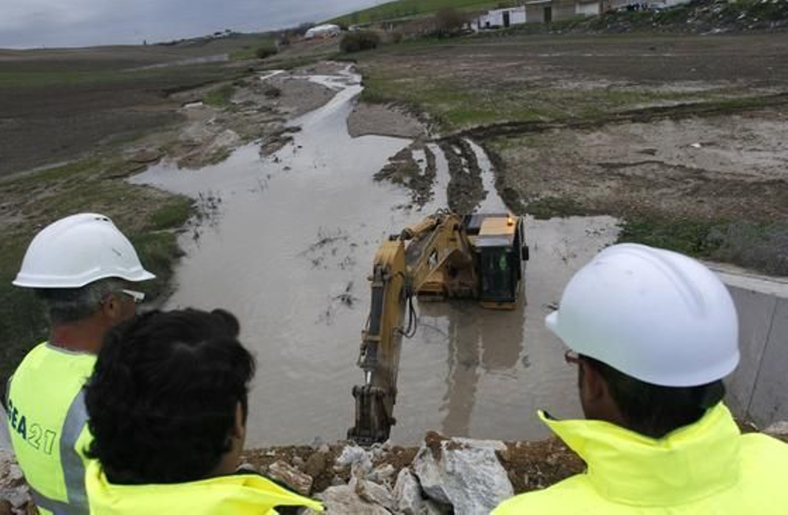 Los trabajadores construyen un muro de contención en el arroyo Argamasilla para prevenir un nuevo desbordamiento con las fuertes lluvias. 

Foto: Antonio Pizarro