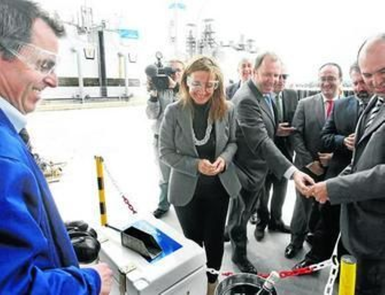 Representantes del Ayuntamiento y de la empresa, ayer en el acto de inauguración. Representantes del Ayuntamiento y de la empresa, ayer en el acto de inauguración.