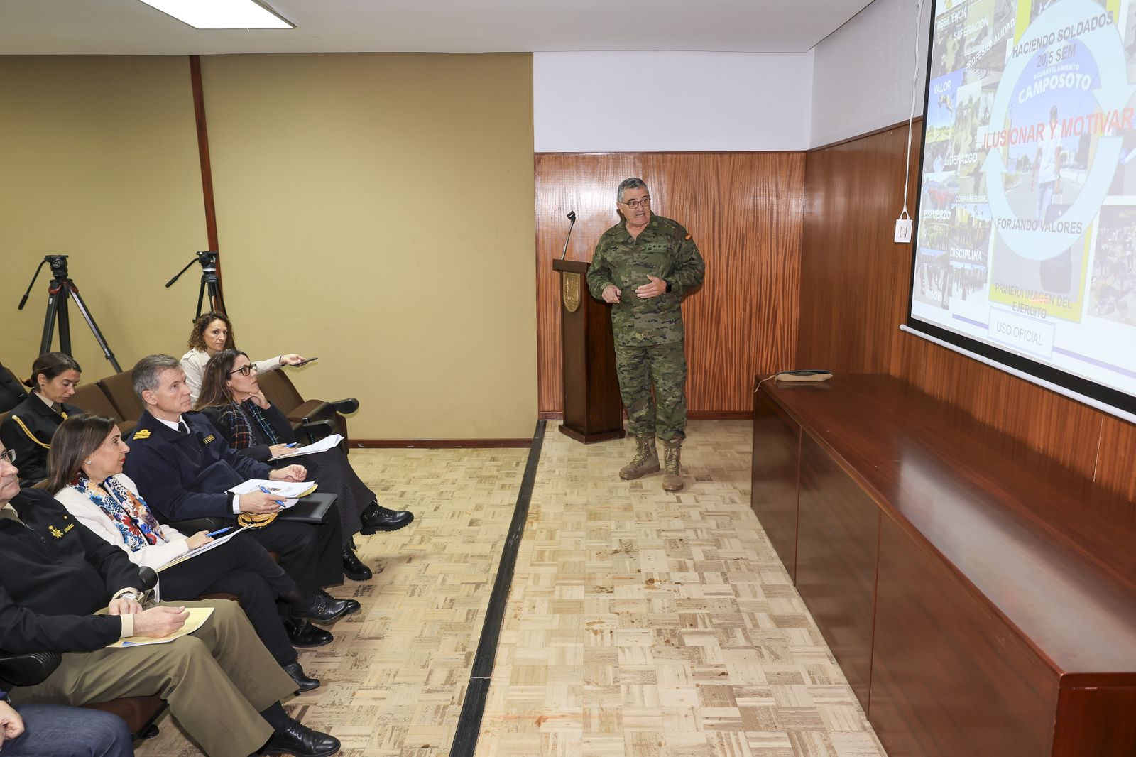 La ministra de Defensa, en el acuartelamiento de Camposoto de San Fernando