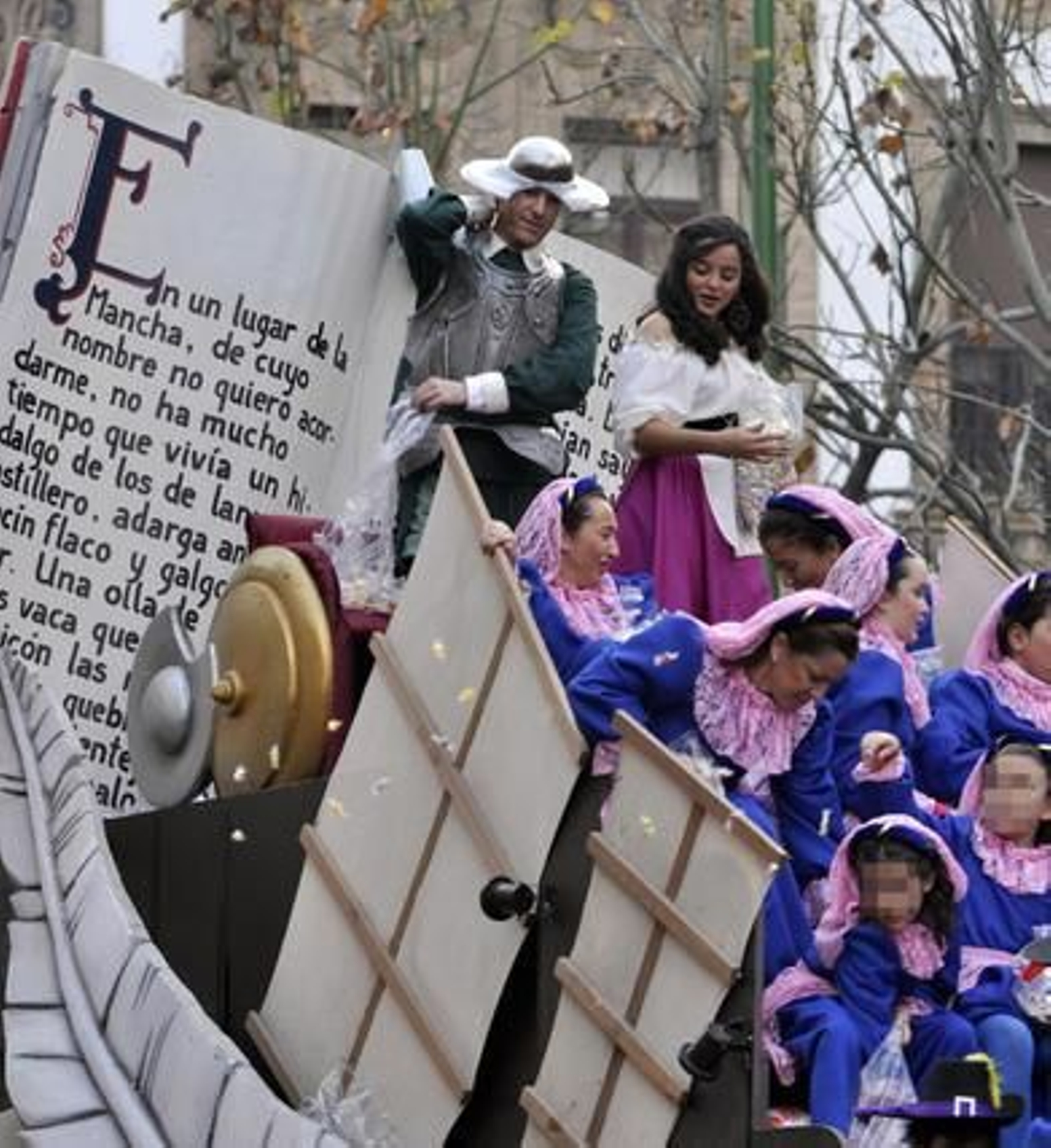 Las carrozas de la Cabalgata de Reyes Magos recorren las calles de la ciudad.

Foto: Manuel Gómez