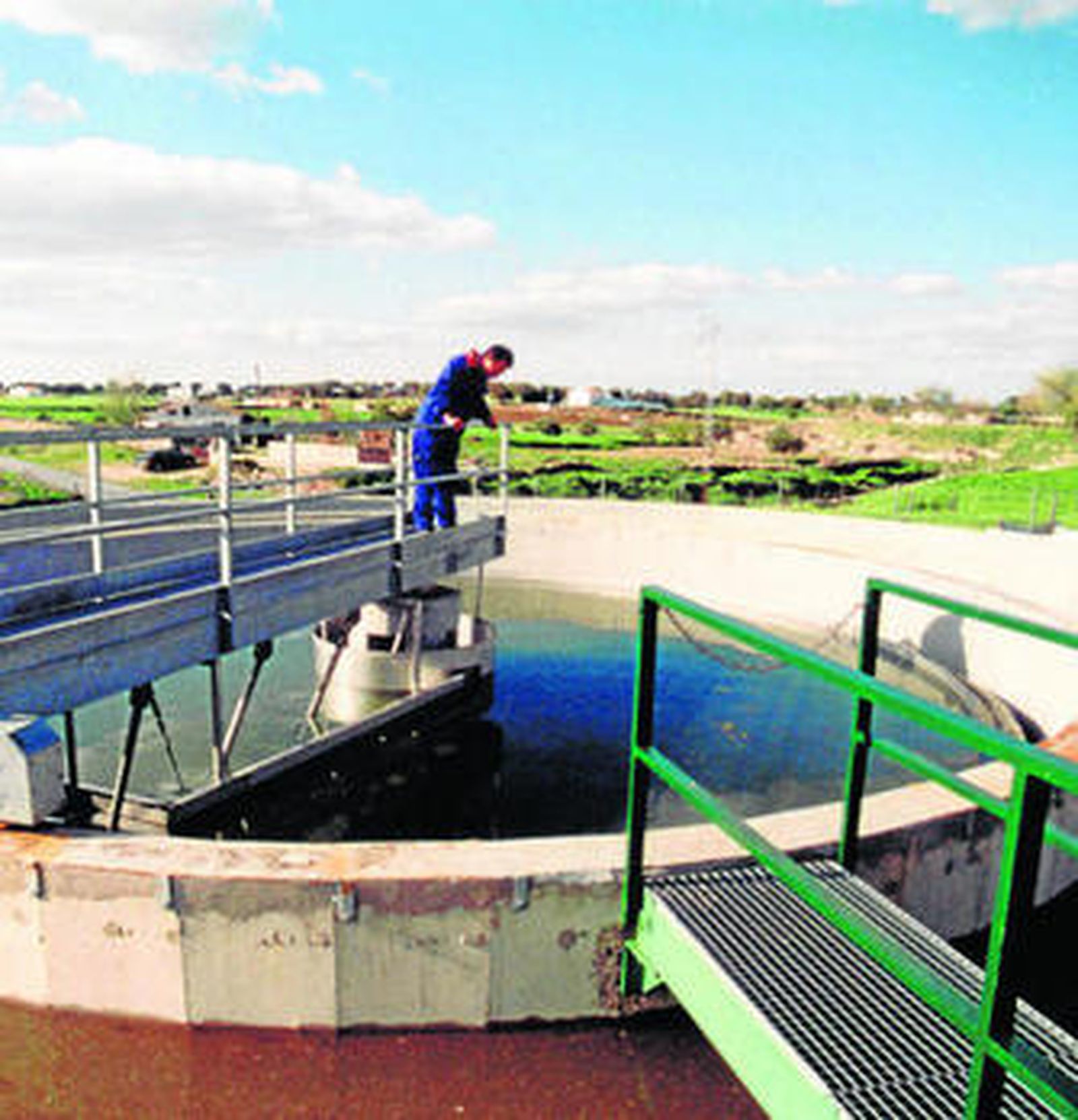 Un operario, en la estación depuradora de Dos Torres.