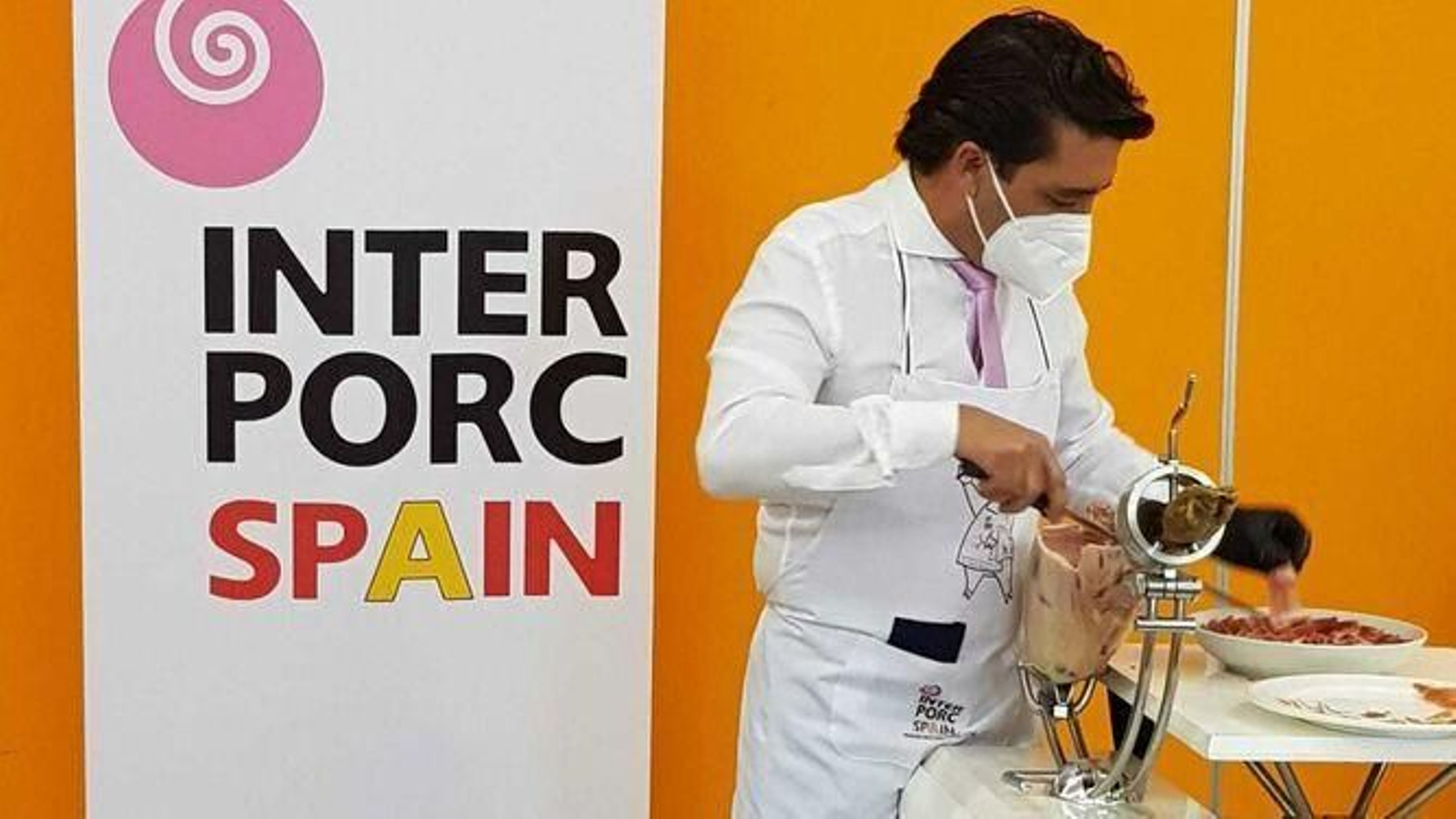 El sevillano Diego Ferreras durante la clasificatoria que le ha otorgado el pase a la final del Concurso de Cortadores de Jamón Interporc-Spain 2020.