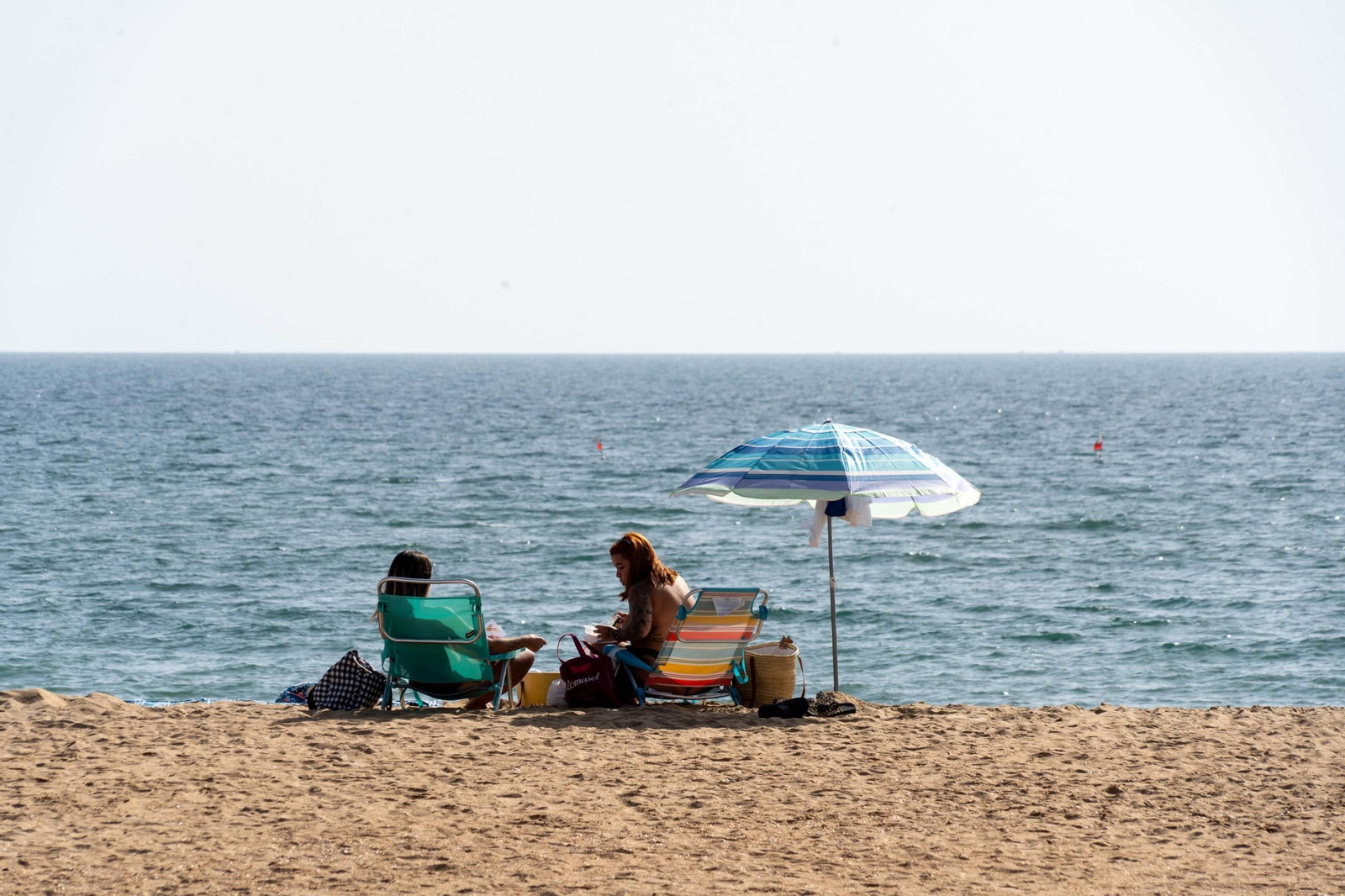 La playa cada vez recibe menos personas.