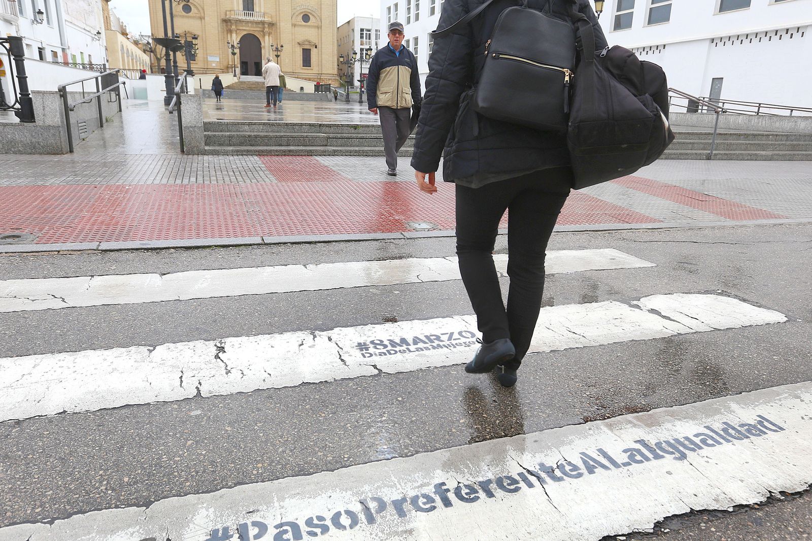 Una veintena de pasos de peatones de la ciudad llevan inscrita la frase 'Paso preferente a la Igualdad'.
