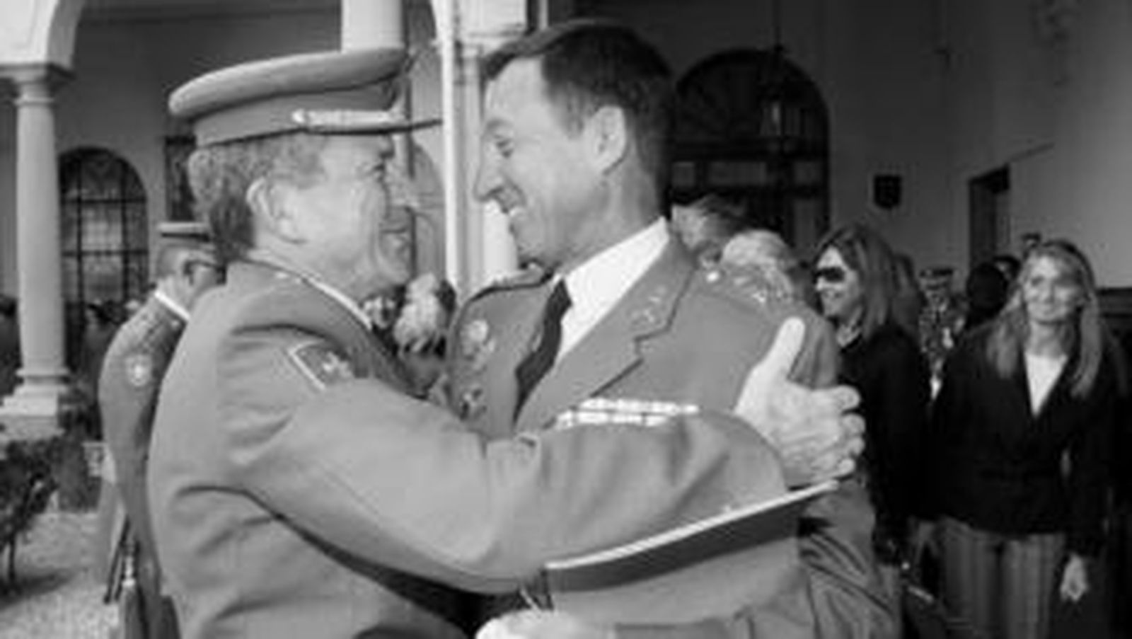 El teniente general jefe del Madoc, Manuel Bretón, da la bienvenida al general de División Francisco Puentes.
