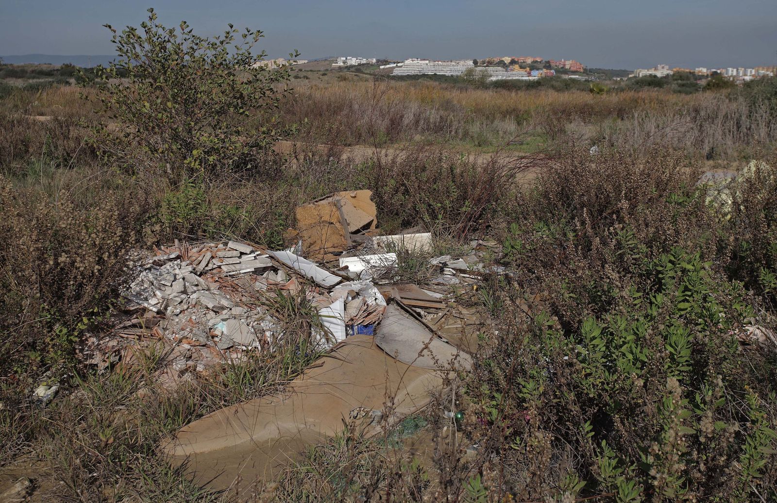 Fotos de los vertederos y escombreras ilegales en la zona de Alamillos Oeste en Algeciras