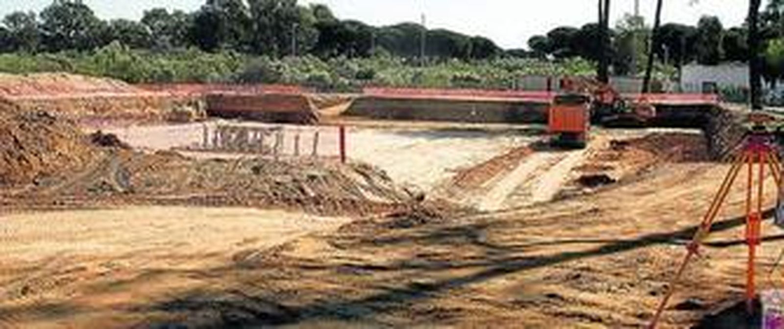 El tanque de tormentas que se está construyendo actualmente junto a la depuradora de Las Galeras, en El Puerto.