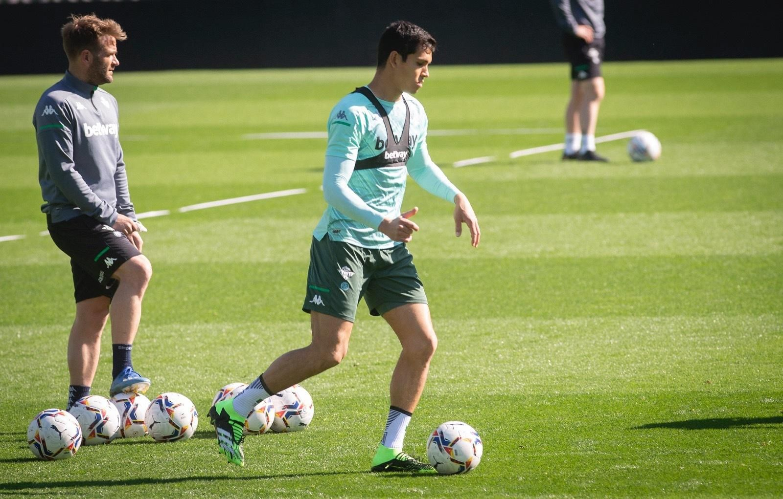 Mandi conduce la pelota en el entrenamiento.