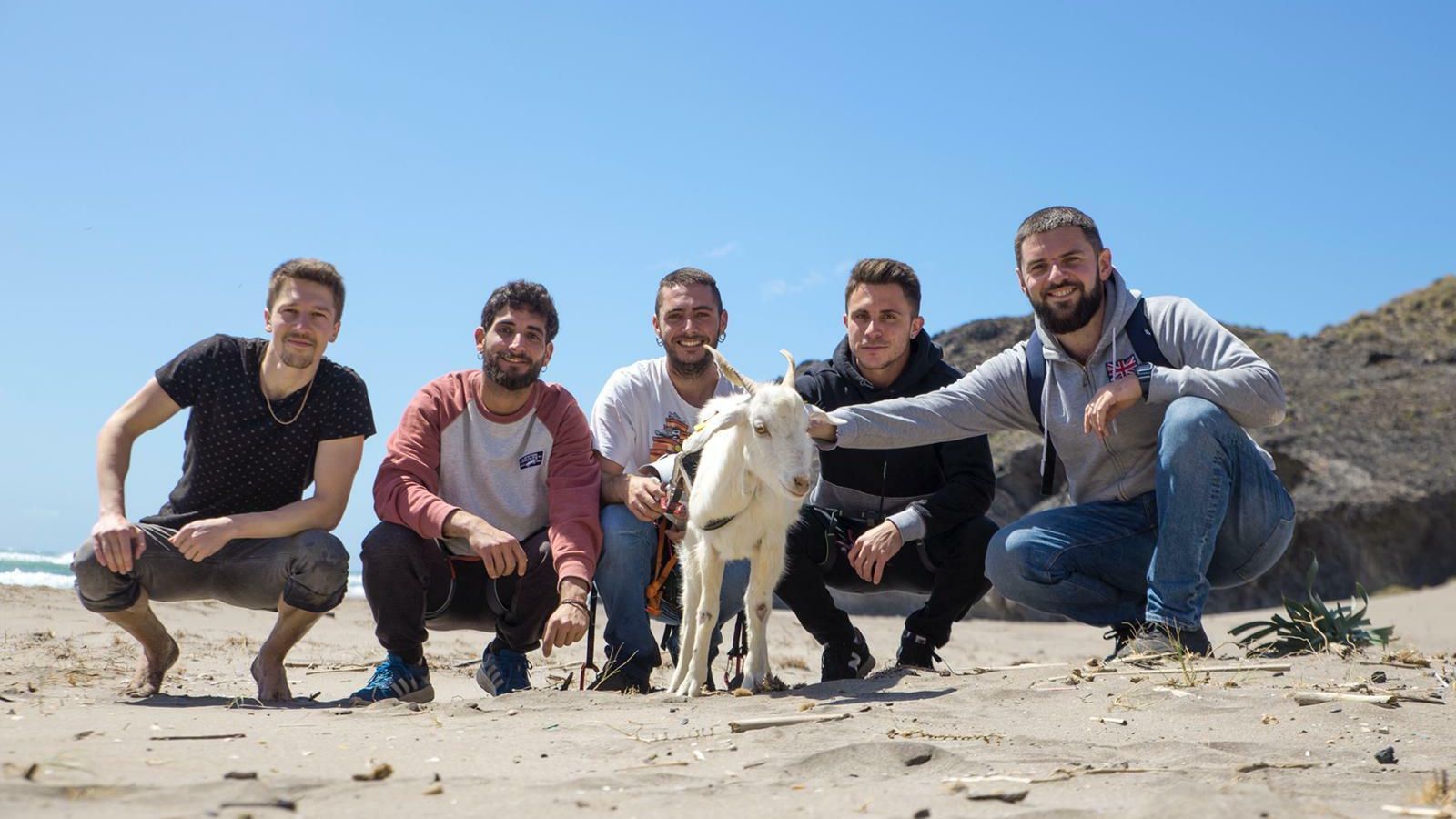 Los protagonistas del rescate con la cabra del Barronal tras la operación que permitió bajarla del monte.