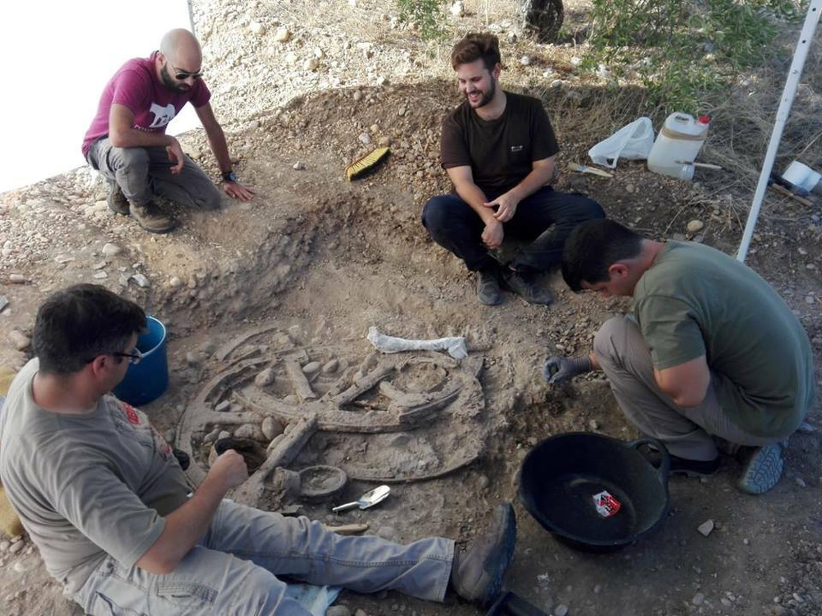 Trabajadores en las catas con el carro hallado.