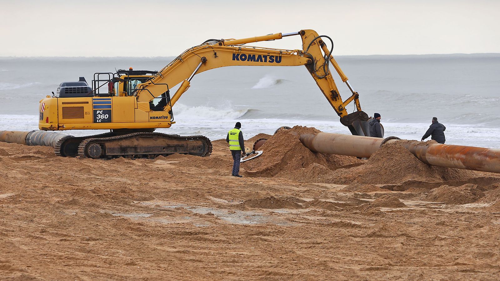 Maquinaria trabajando esta semana en la playa de Matalascañas.