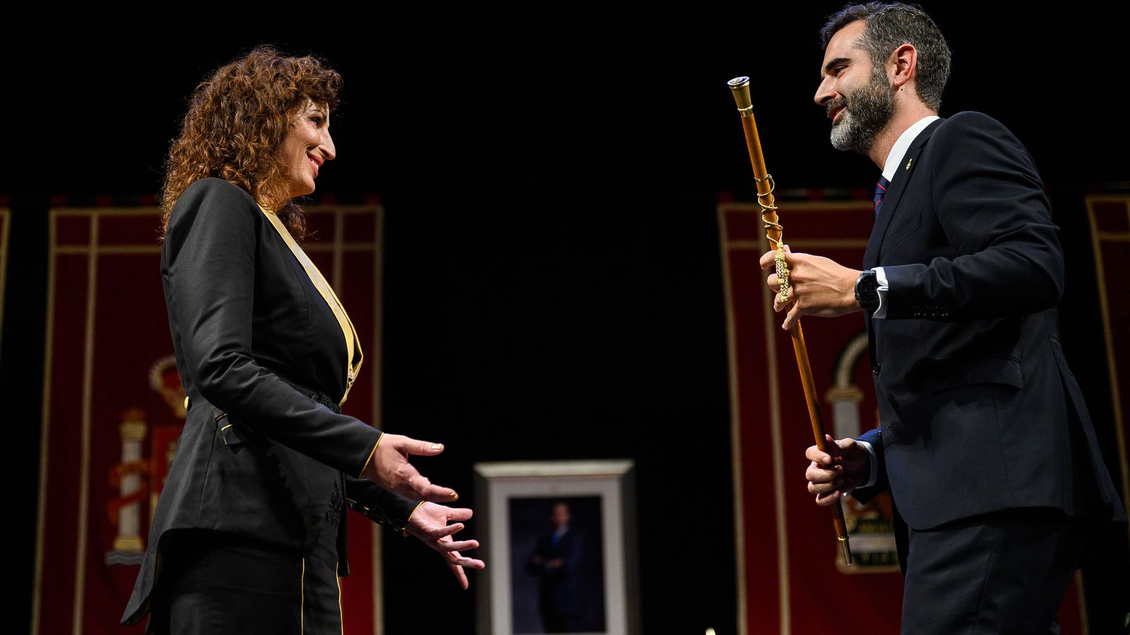 Fernández-Pacheco ha sido el encargado de entregar el bastón de mando como alcalde saliente