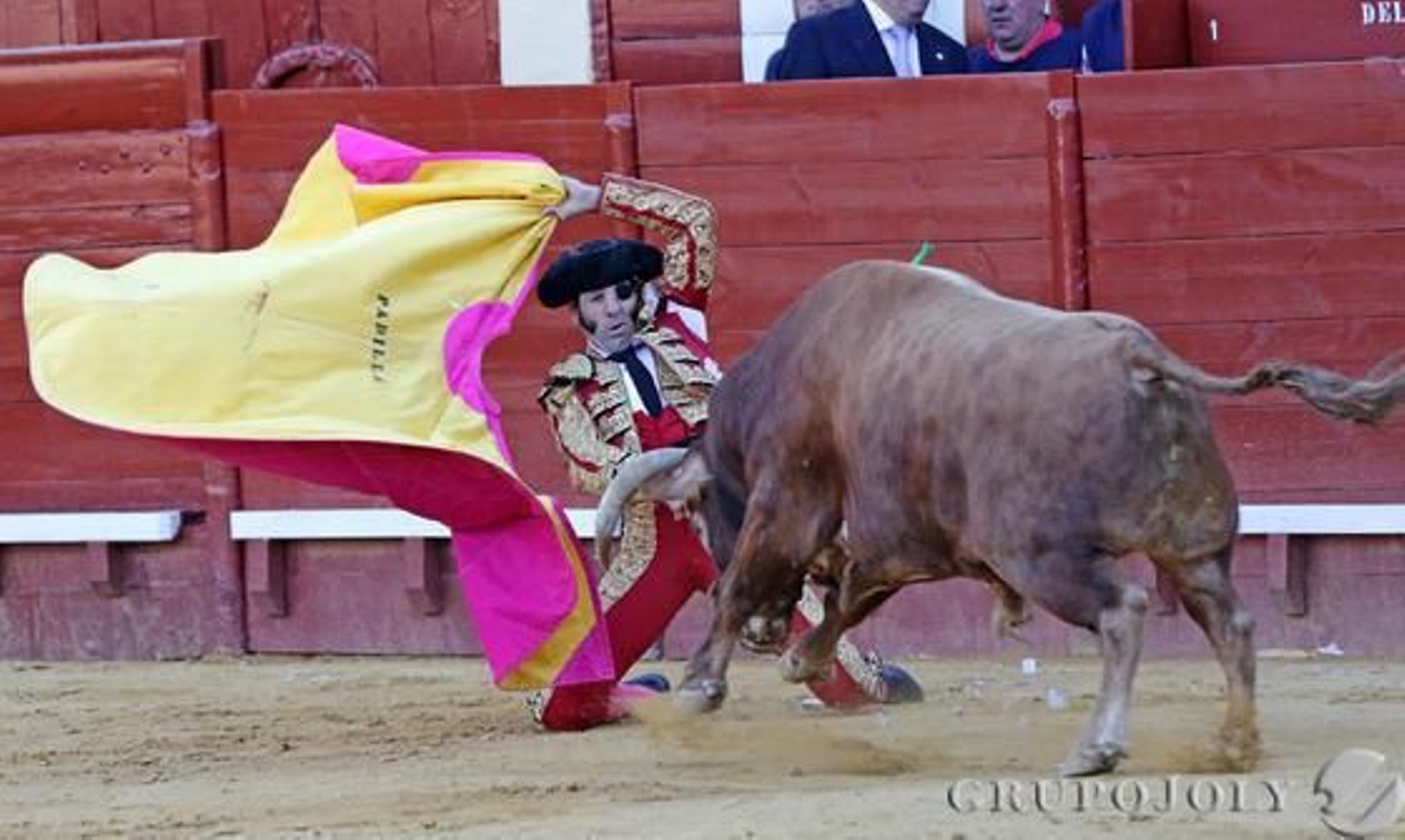 Juan José Padilla fue fiel a su estilo y paró a su segundo toro, el que desorejó, de tres largas cambiadas en el tercio. Foto: Miguel Angel Gonzalez Juan José Padilla fue fiel a su estilo y paró a su segundo toro, el que desorejó, de tres largas cambiadas en el tercio. Foto: Miguel Angel Gonzalez