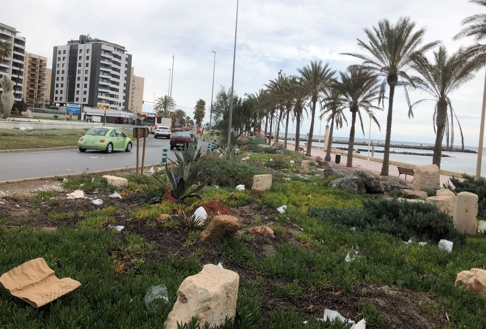 Bolsas de plástico junto al mar procedentes del mercadillo en un día de viento