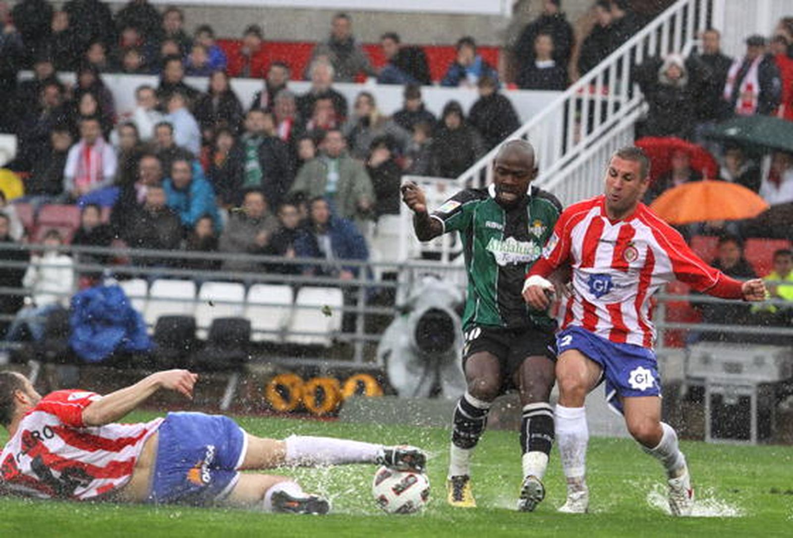 El Betis enlaza cuatro jornadas sumando puntos tras ganar a domicilio al Girona (0-1). / LOF