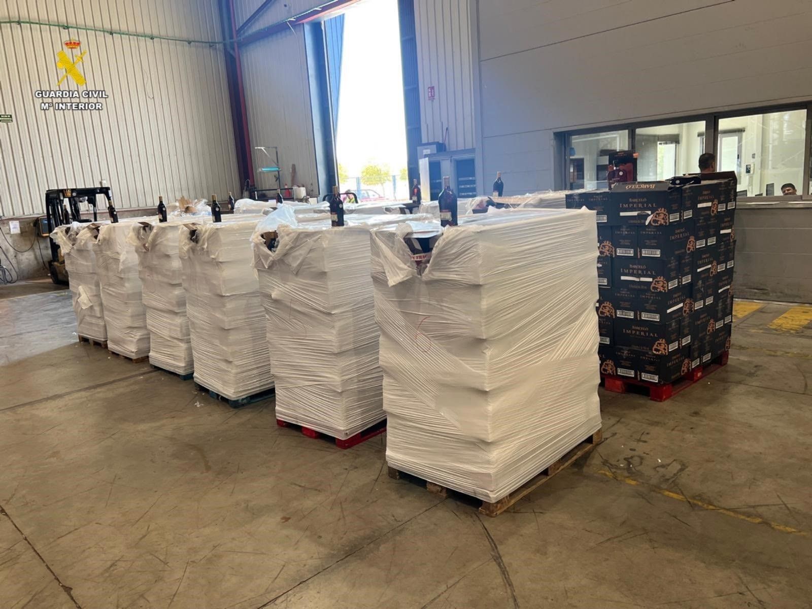 Lotes con botellas de ron falsificadas para su venta.