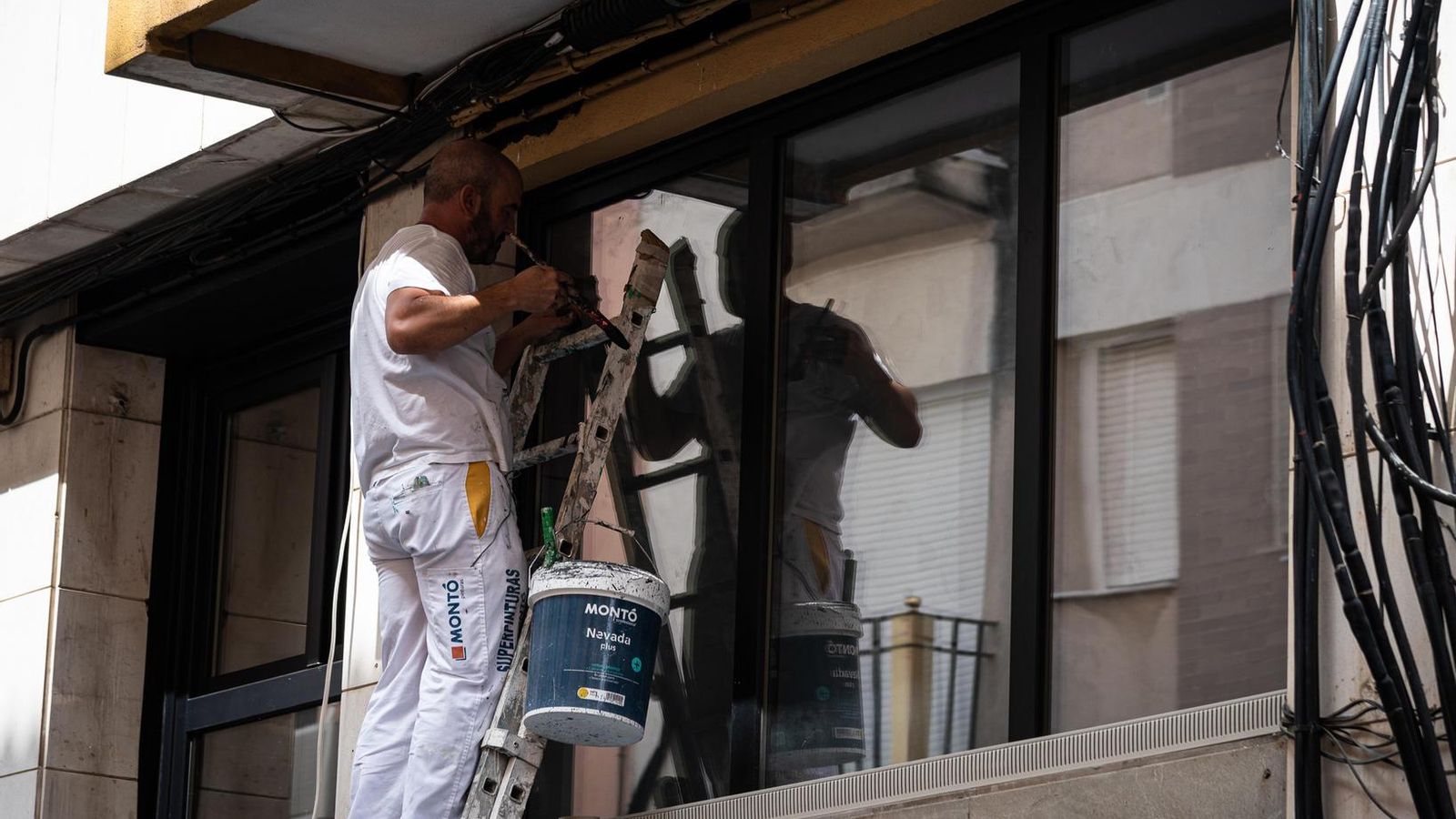 Labores de reparación en la fachada de un edificio de la capital onubense.