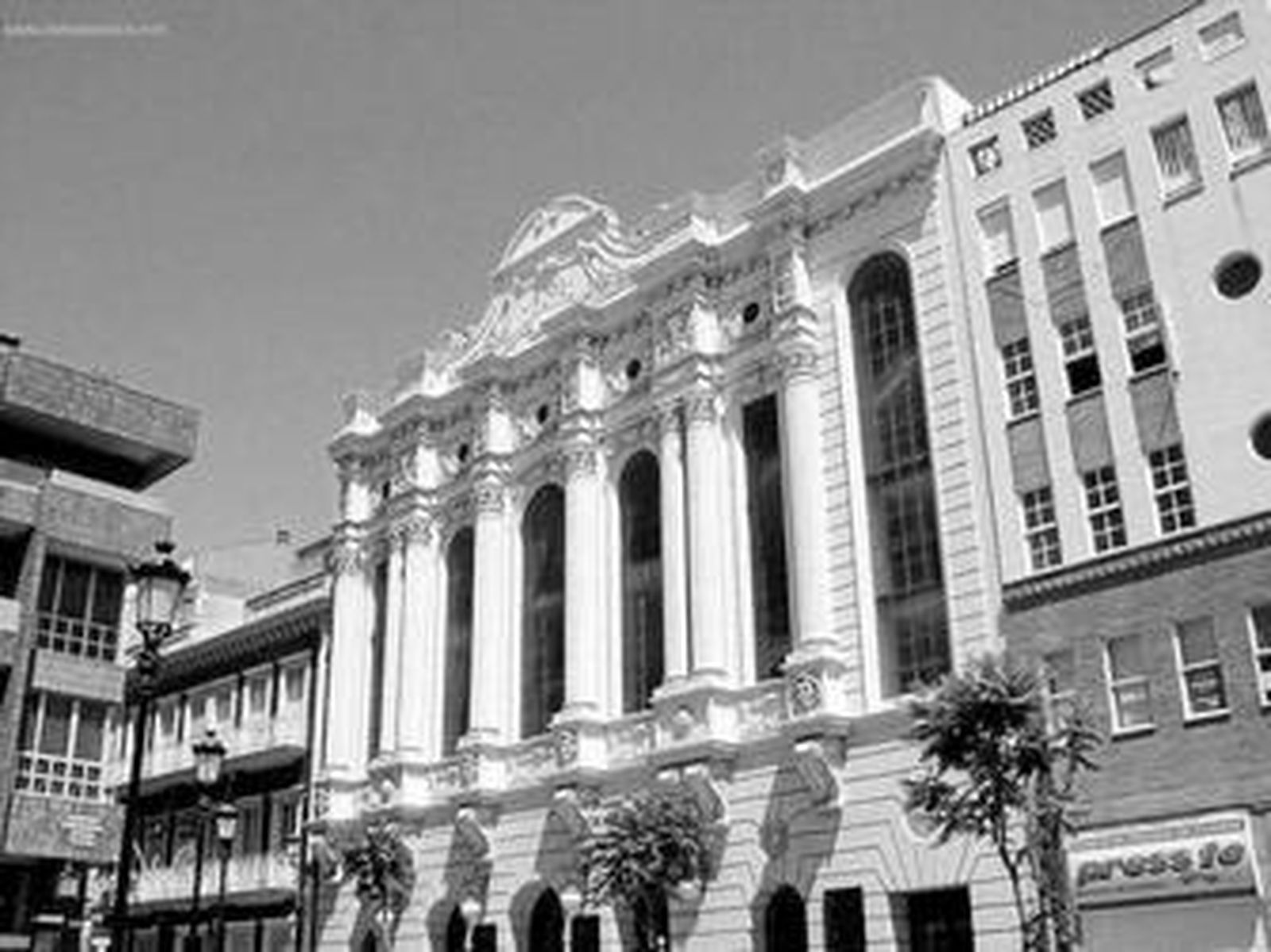 Fachada del Gran Teatro de Huelva.