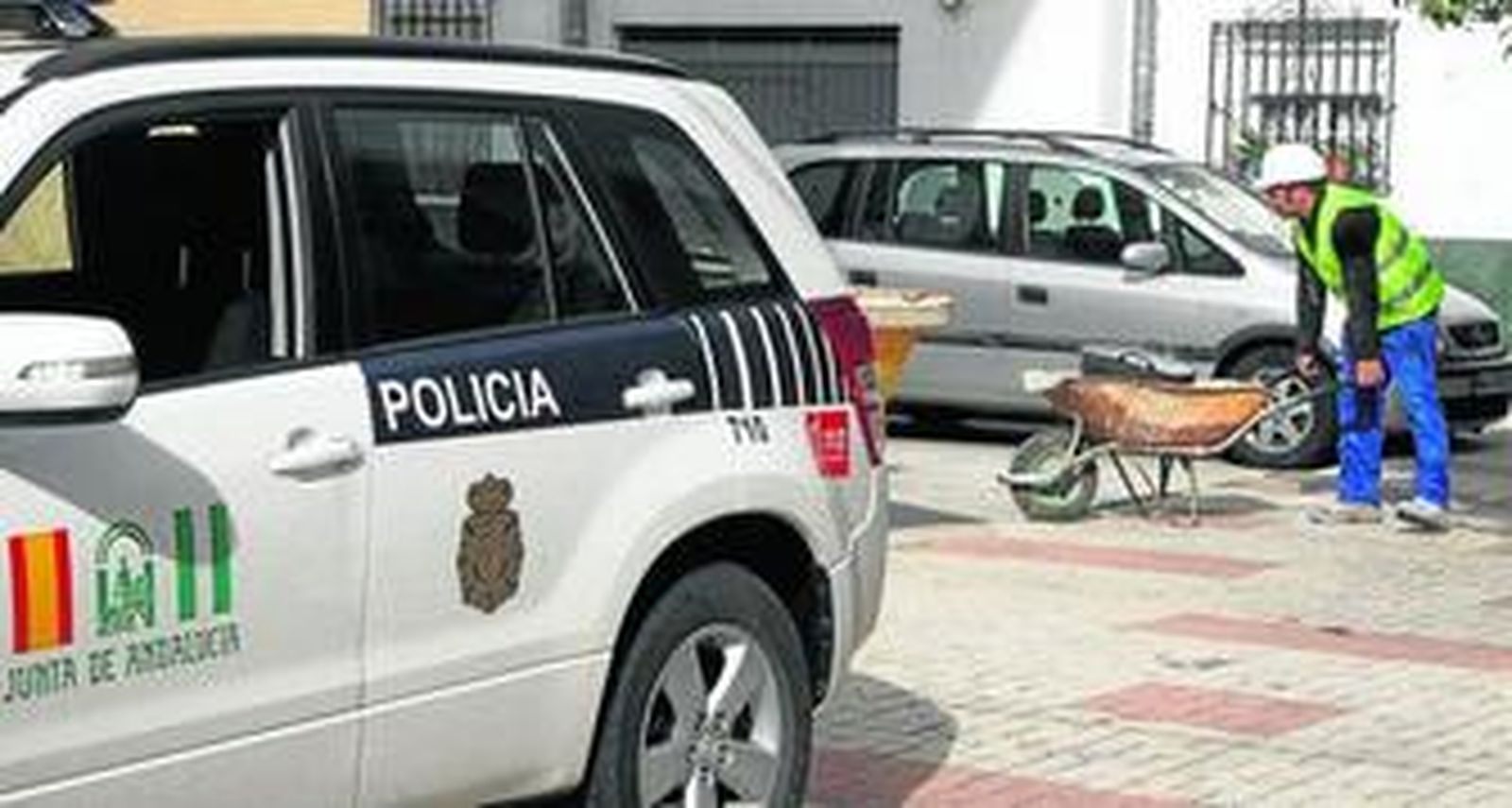 La Policía vigilaba ayer los trabajos de rehabilitación de la barriada Dos Hermanas para evitar altercados.