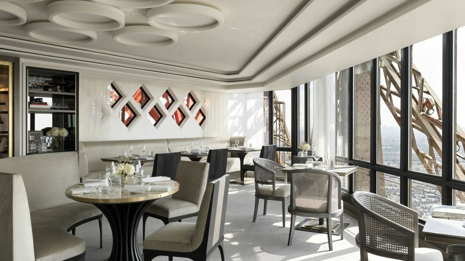 Interior del reformado Le Jules Verne