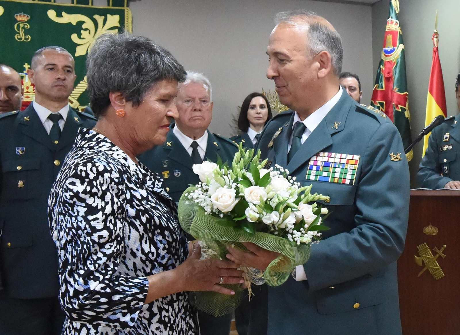 María Mateo recibe un ramo de flores del coronel Jesús Núñez en el homenaje que recibió en 2017.